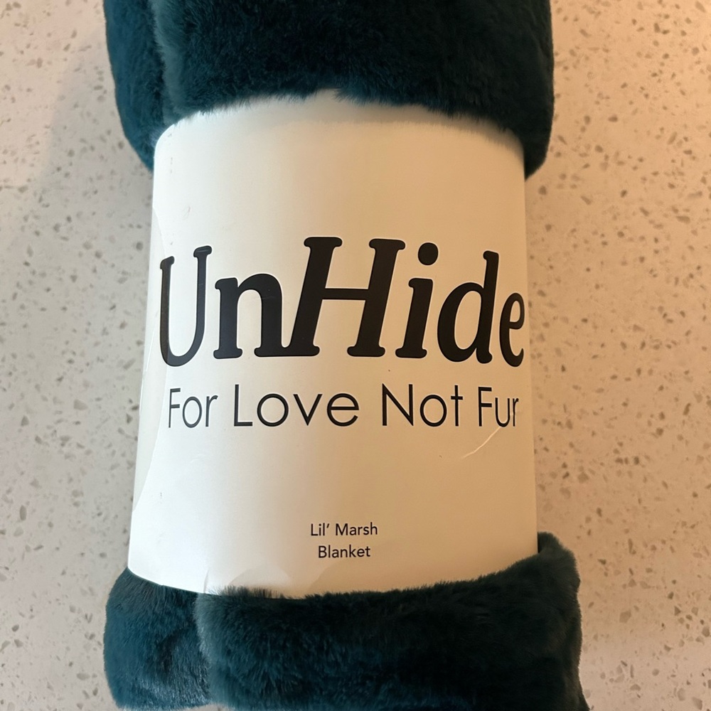 Faux fur blanket. color: emerald kitten green